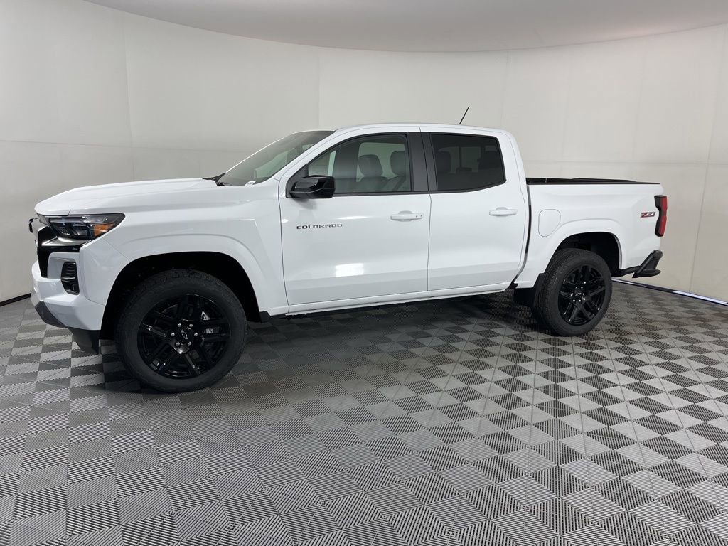 2025 Chevrolet Colorado Z71 photo 2