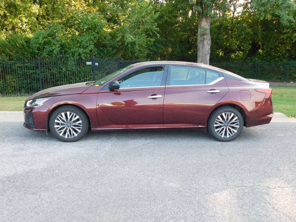 Used 2025 Nissan Altima SV Sedan