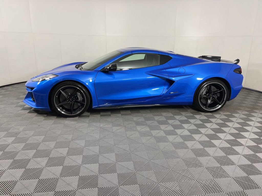 2025 Chevrolet Corvette E-Ray 1LZ photo 2