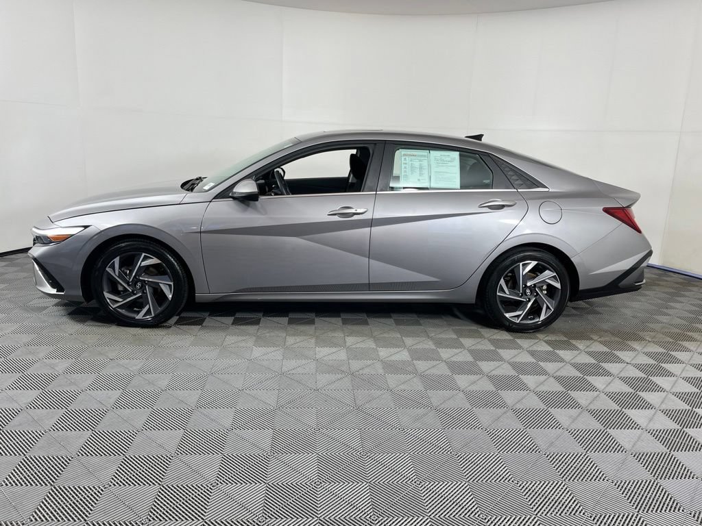 2025 Hyundai Elantra SEL - Photo 2