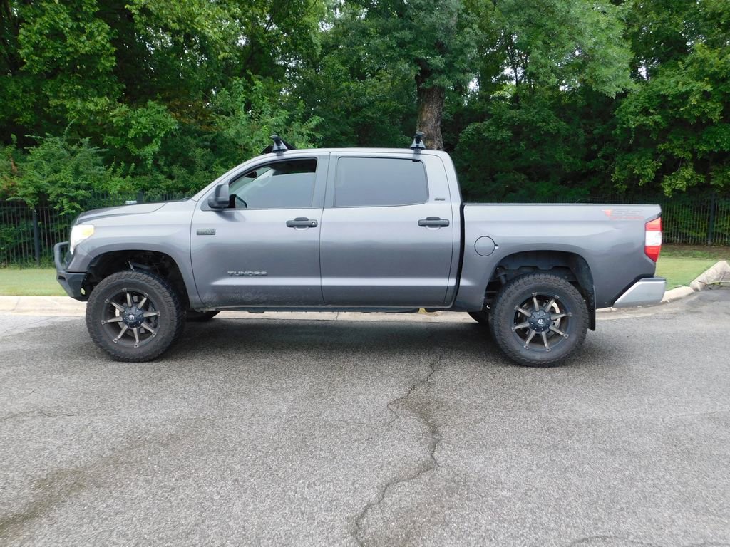 2016 Toyota Tundra SR5 photo 2
