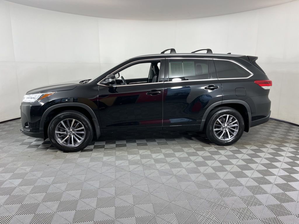 Used 2018 Toyota Highlander XLE with VIN 5TDJZRFH4JS804649 for sale in Fayetteville, AR