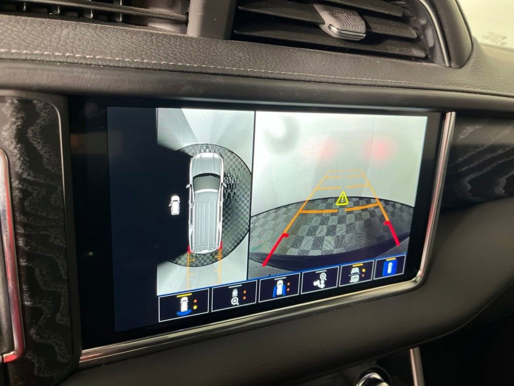 2024 GMC Yukon Denali - Photo 34