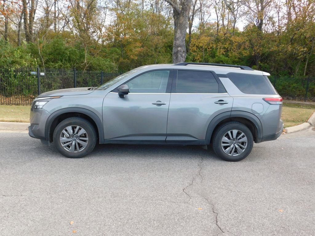 2025 Nissan Pathfinder SV photo 2