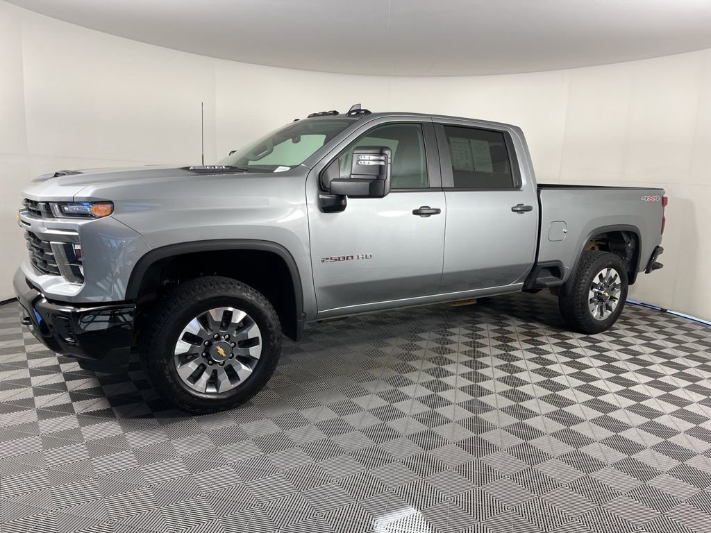 2025 Chevrolet Silverado 2500HD Custom photo 2