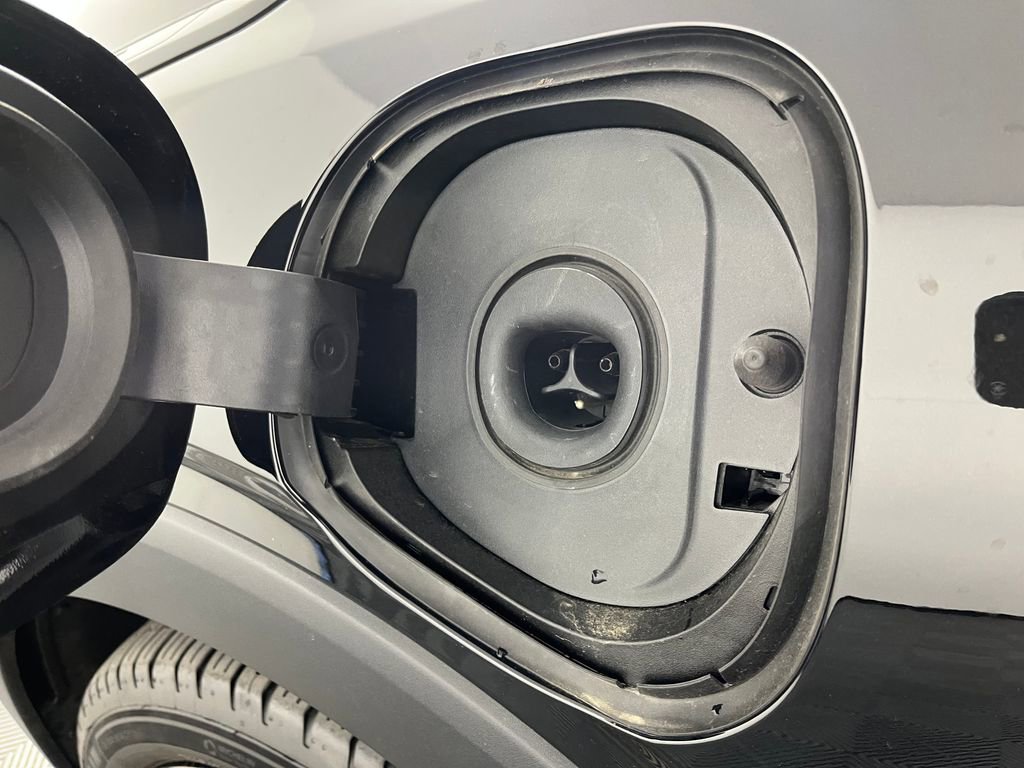 2027 Chevrolet Bolt RS - Photo 16