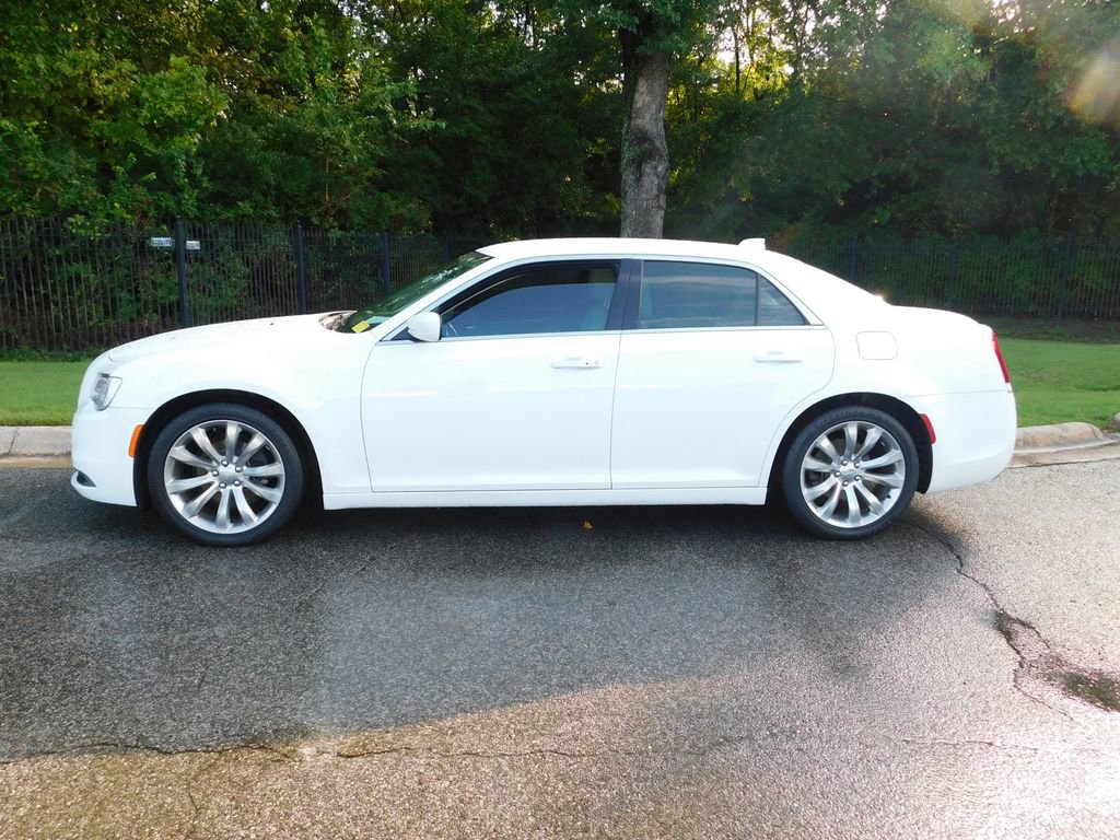 2019 Chrysler 300 Touring L photo 2
