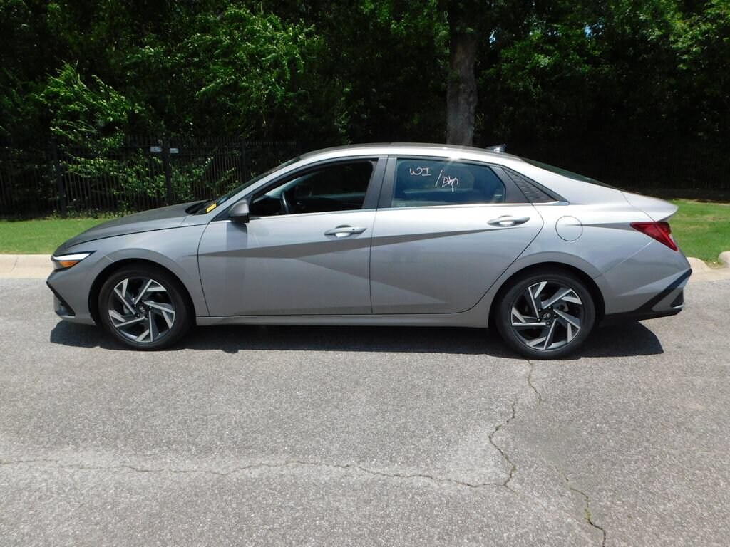 Used 2025 Hyundai Elantra SEL Convenience Sedan