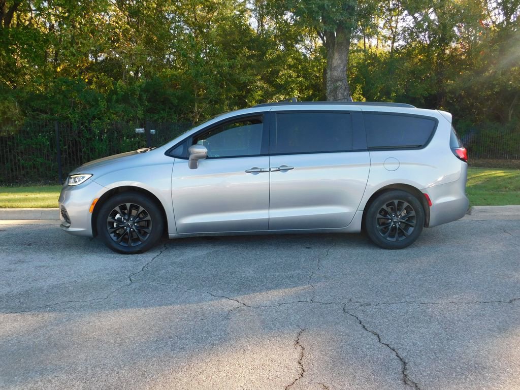 2021 Chrysler Pacifica Touring photo 2