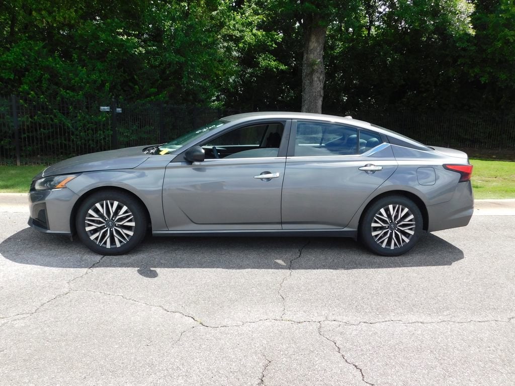 Used 2024 Nissan Altima SV FWD Sedan