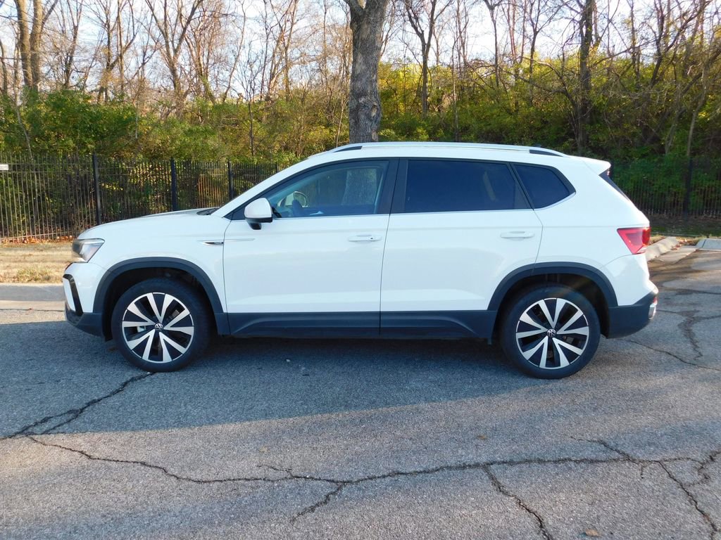 2023 Volkswagen Taos SE photo 2