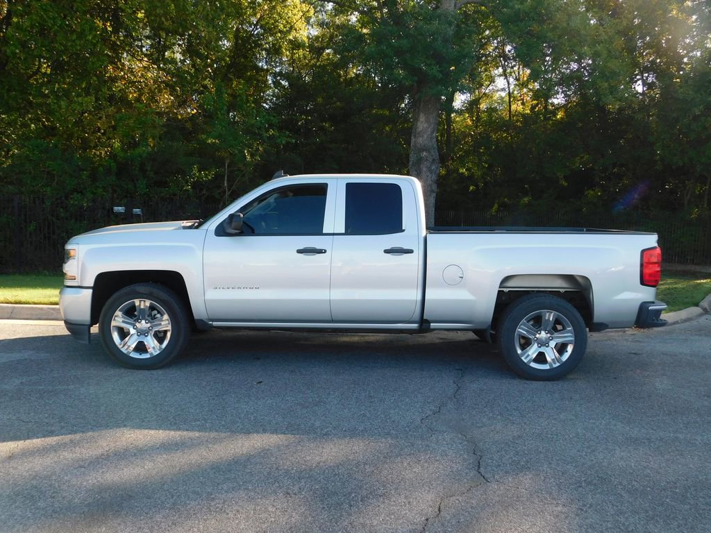 2019 Chevrolet Silverado Custom photo 2