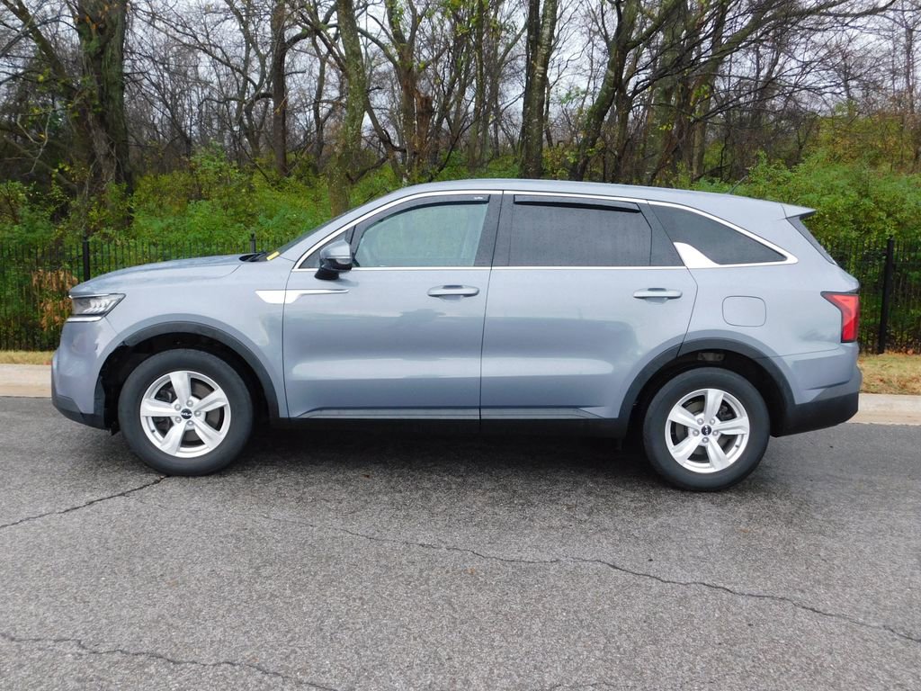 2023 Kia Sorento LX photo 2