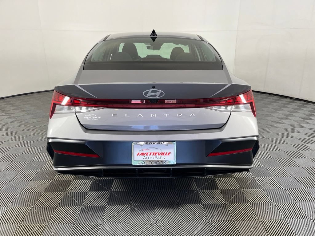 2025 Hyundai Elantra SEL - Photo 11