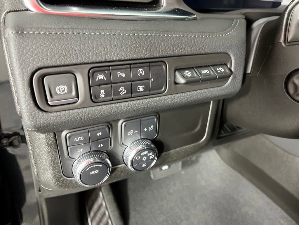 2024 GMC Yukon Denali - Photo 31