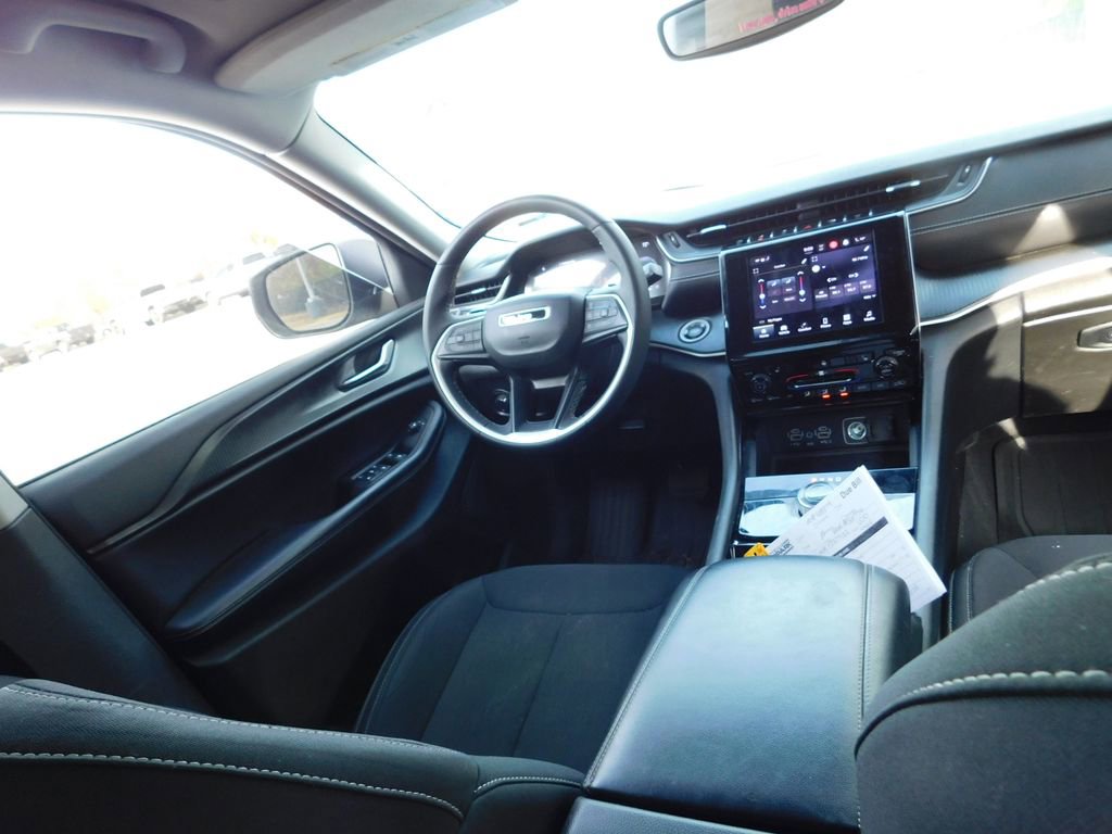 2023 Jeep Grand Cherokee Laredo photo 3