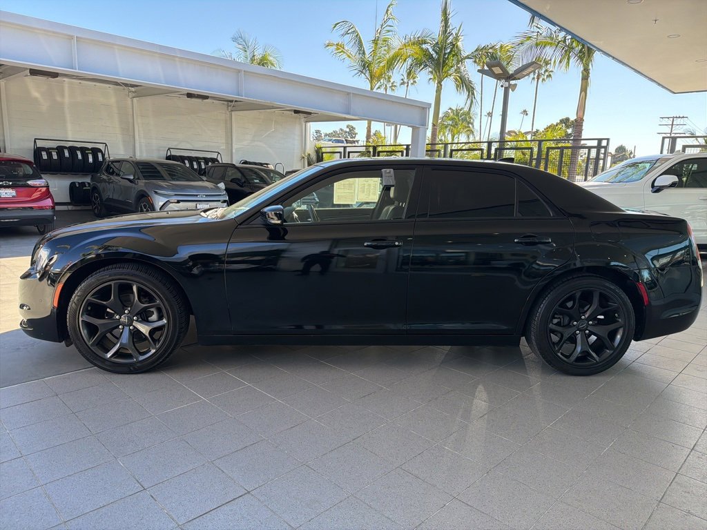 2022 Chrysler 300 photo 3