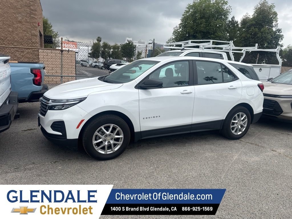 2023 Chevrolet Equinox LS photo 2