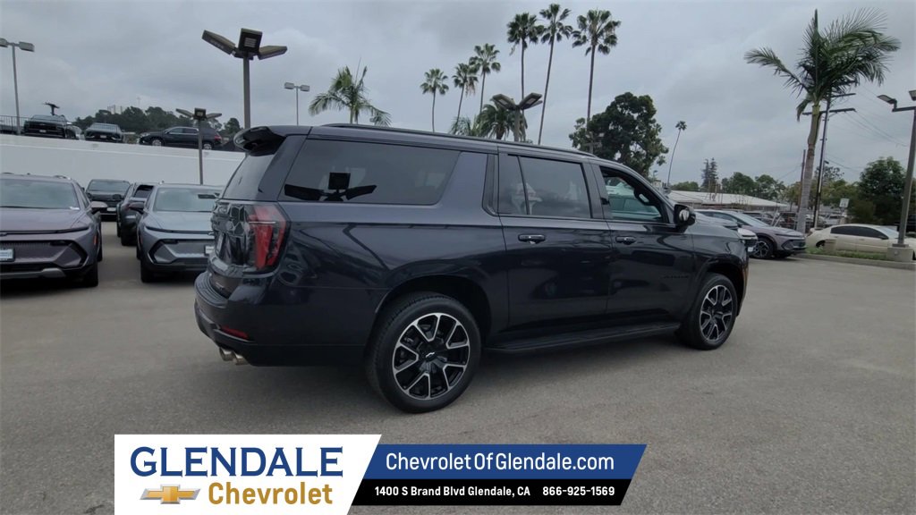 2025 Chevrolet Suburban RST photo 3