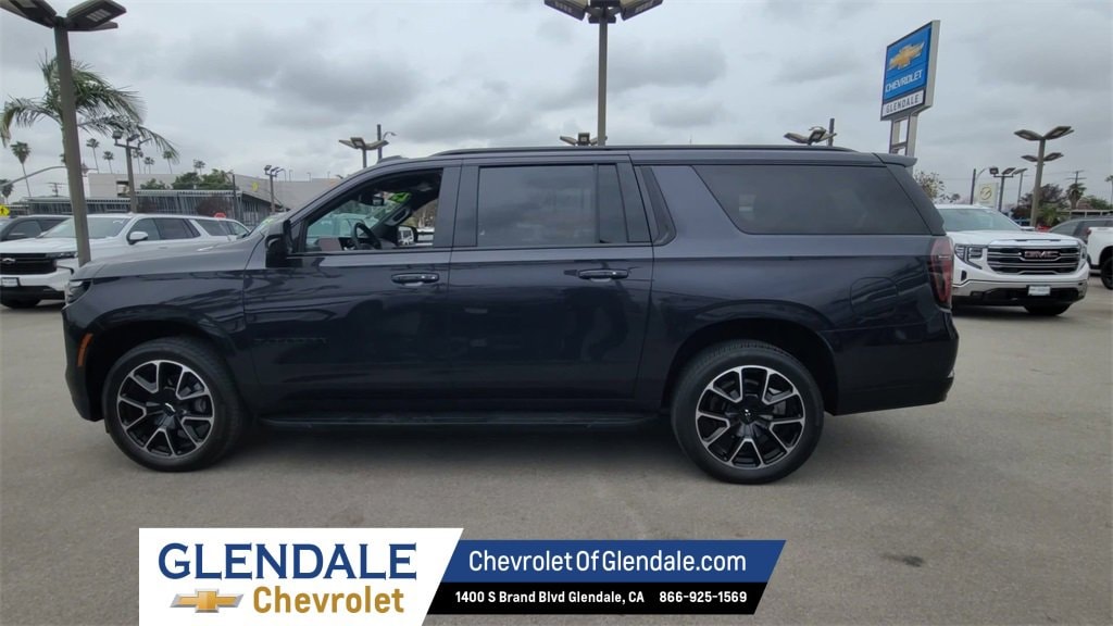 2025 Chevrolet Suburban RST photo 4