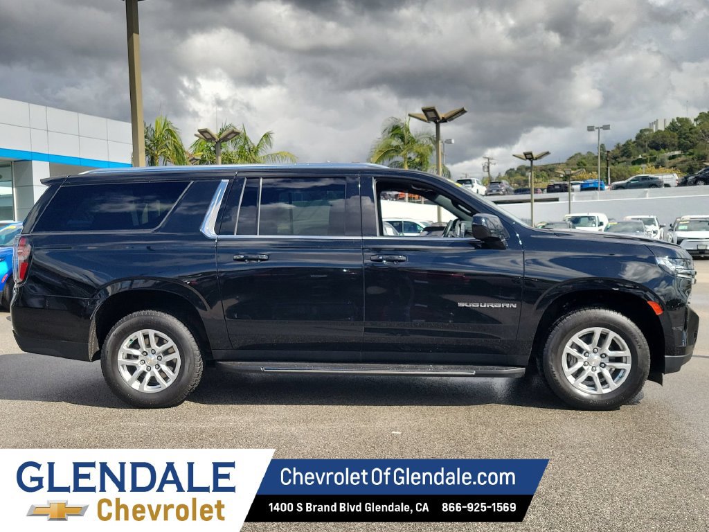 2024 Chevrolet Suburban photo 2