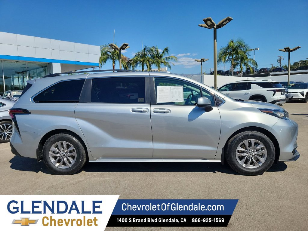 2023 Toyota Sienna photo 2