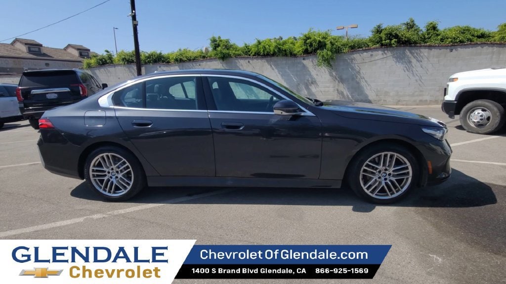 2024 BMW 5 Series photo 2