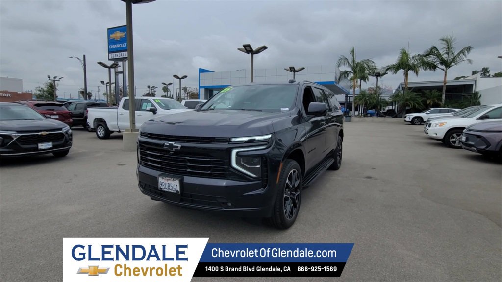 2025 Chevrolet Suburban RST photo 2