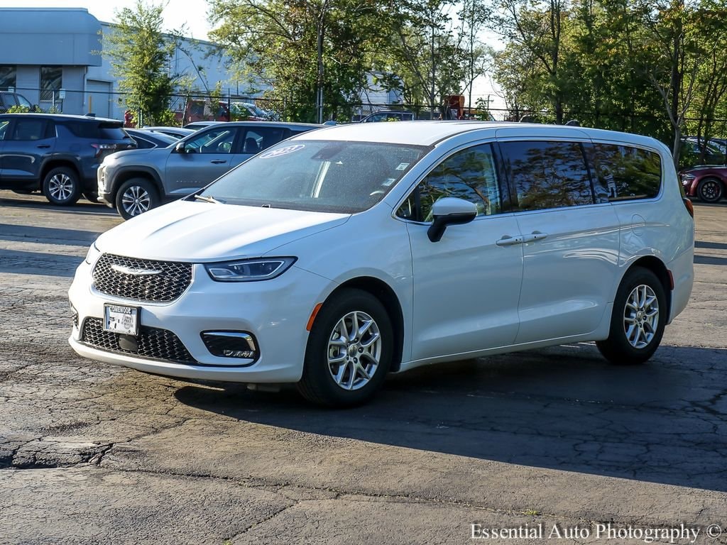 Used 2023 Chrysler Pacifica Touring L