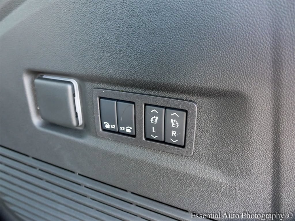 2025 Chevrolet Suburban Premier - Photo 28