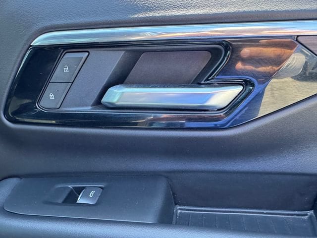 2025 Chevrolet Suburban Premier - Photo 8