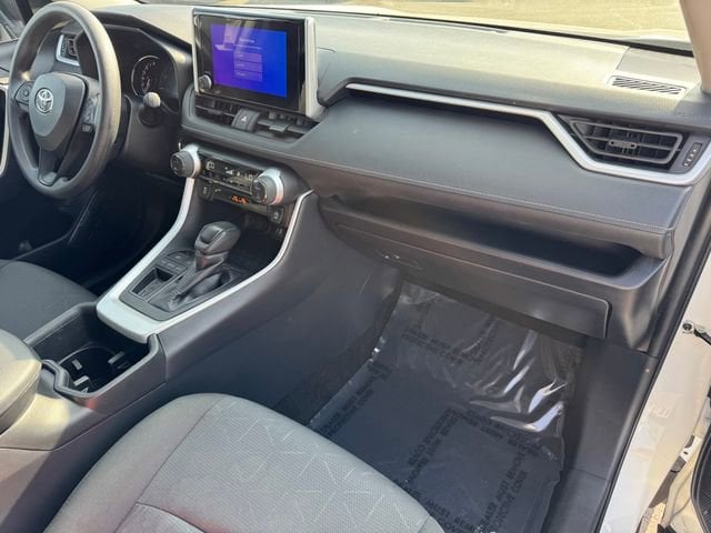 2025 Toyota RAV4 XLE photo 5