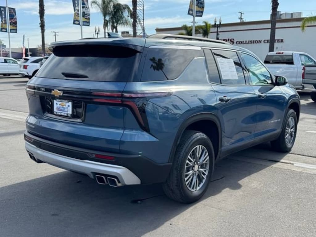 Used 2025 Chevrolet Traverse LT SUV