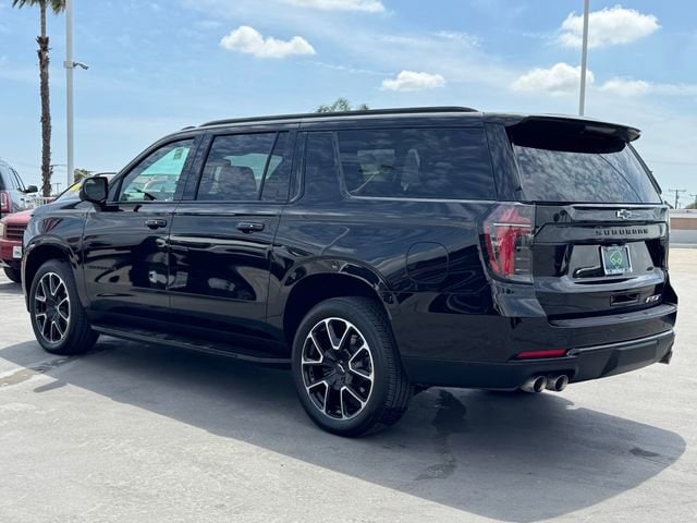 2025 Chevrolet Suburban RST photo 2