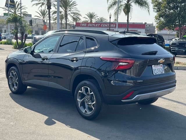 2025 Chevrolet Trax LT photo 2