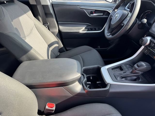 2025 Toyota RAV4 XLE photo 6