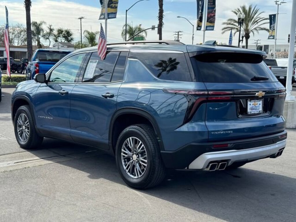 Used 2025 Chevrolet Traverse LT SUV