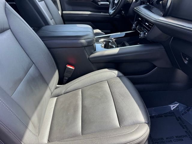 2025 Chevrolet Suburban Z71 photo 3