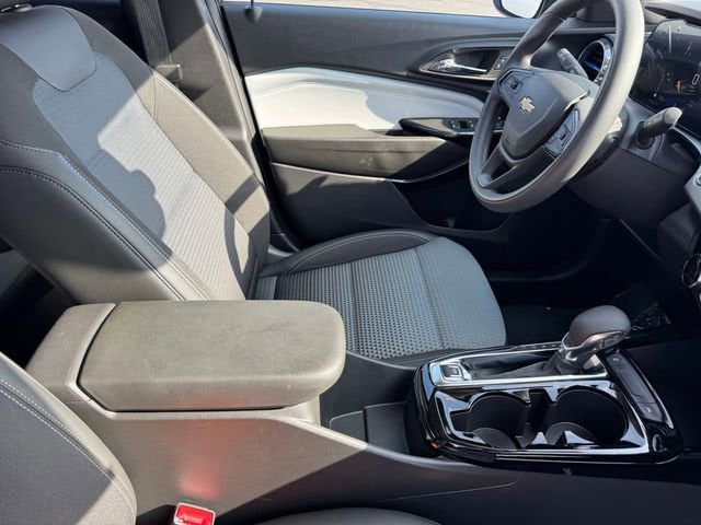 2025 Chevrolet Trax LT photo 6