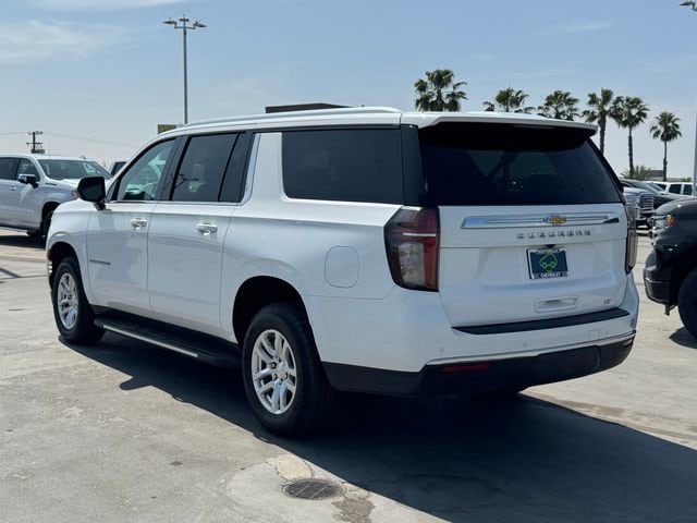 2022 Chevrolet Suburban LT photo 2