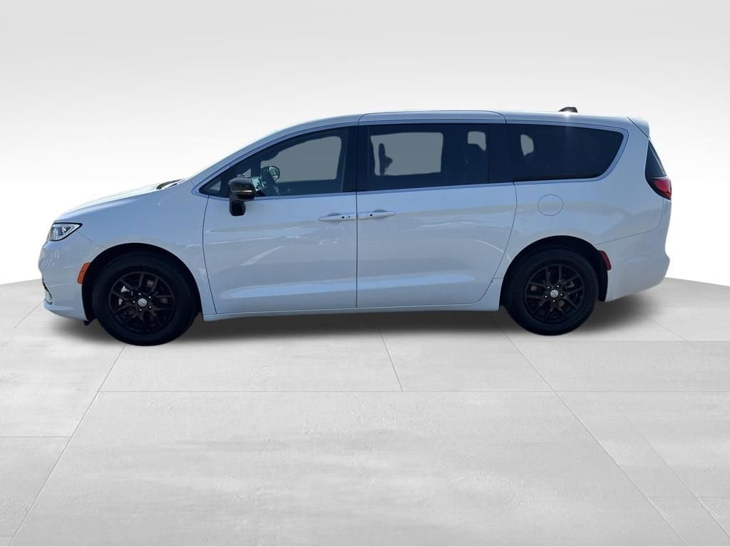 Used 2025 Chrysler Pacifica Select