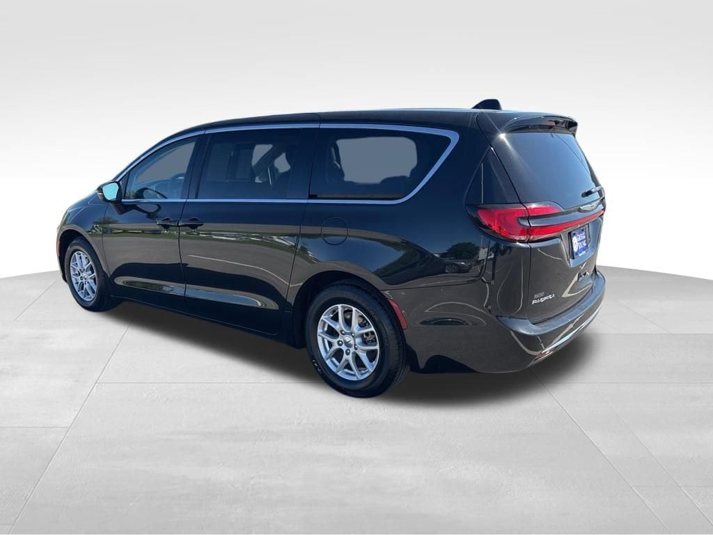 Used 2023 Chrysler Pacifica Touring L