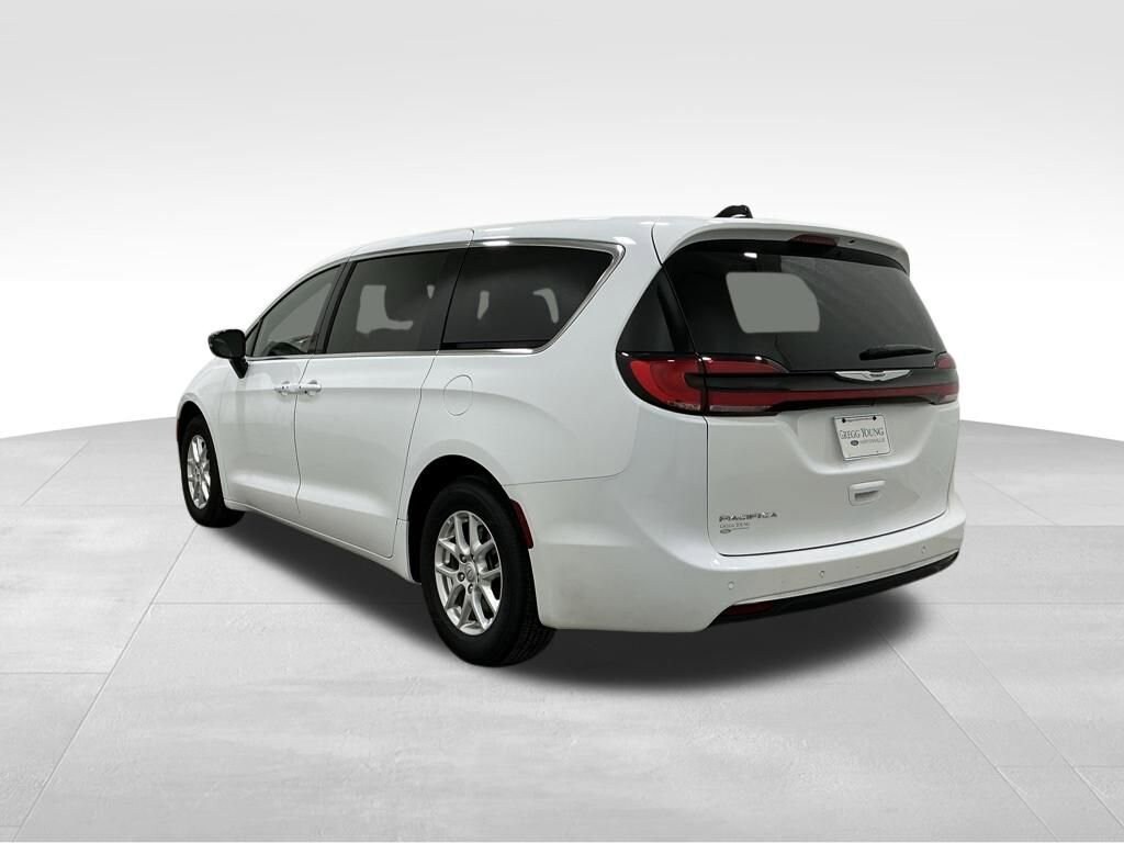 Used 2025 Chrysler Pacifica Select