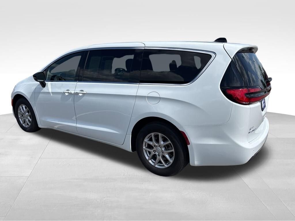 Used 2025 Chrysler Pacifica Select