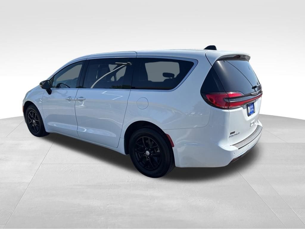 Used 2025 Chrysler Pacifica Select