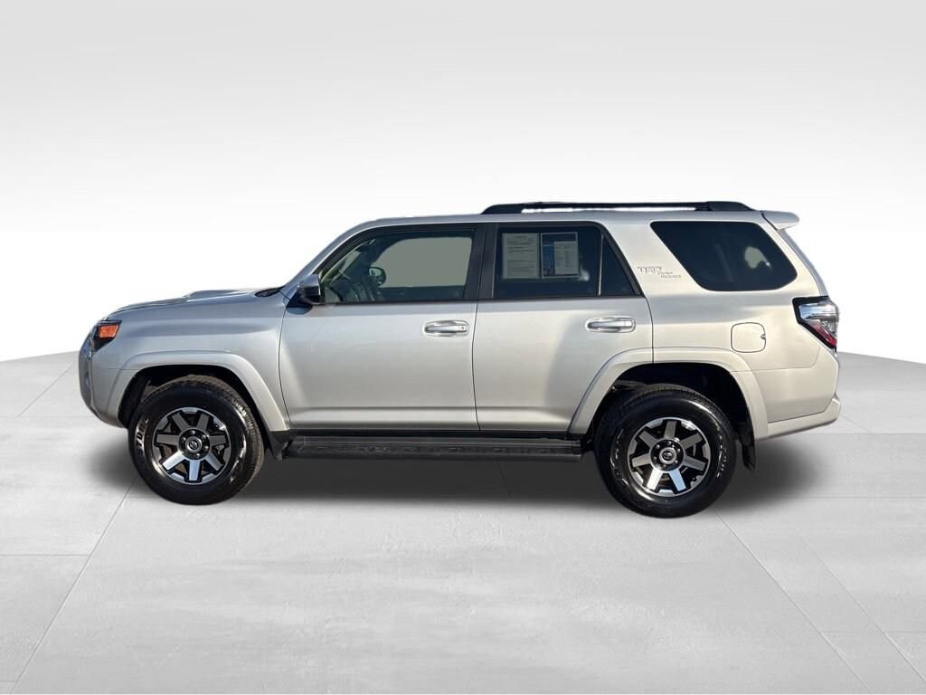 2024 Toyota 4Runner TRD Off-Road photo 2