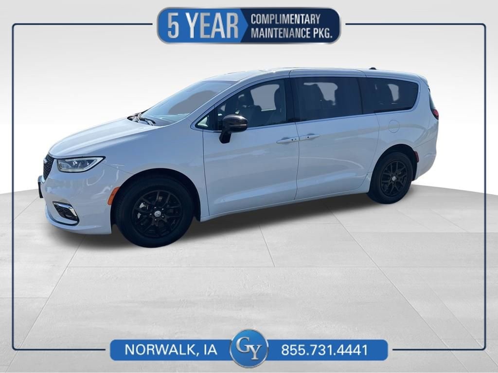Used 2025 Chrysler Pacifica Select