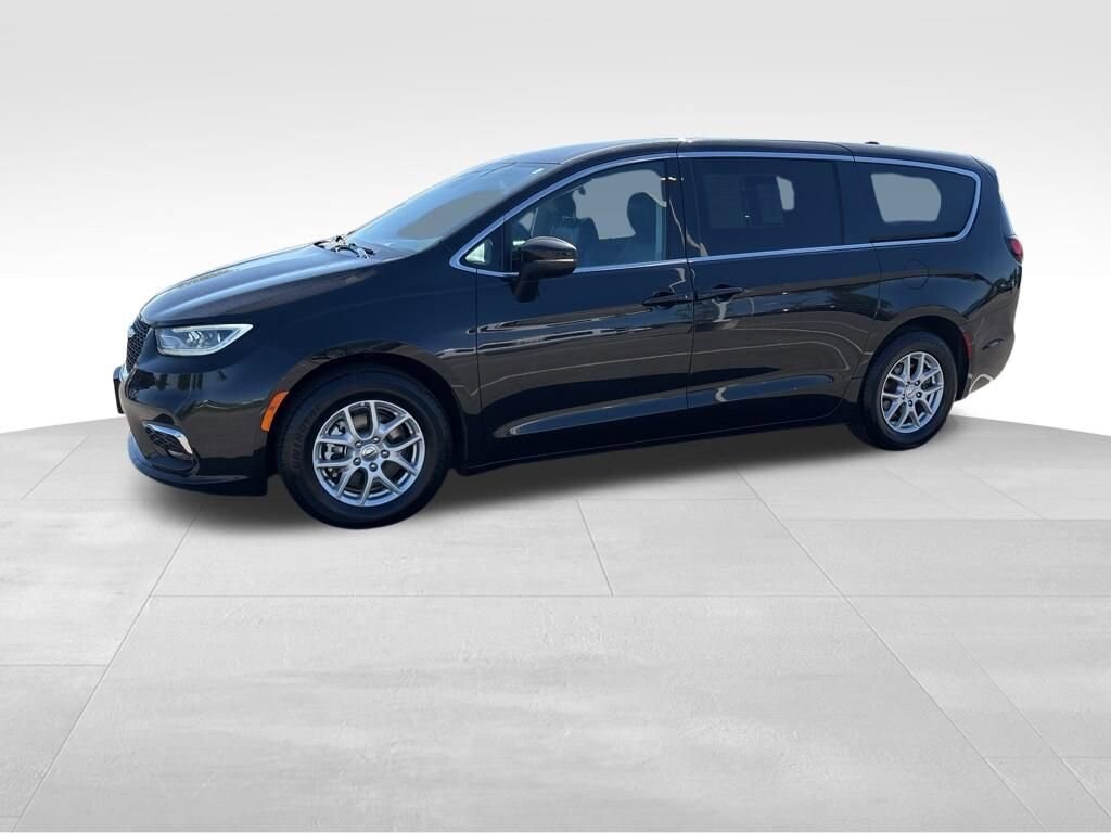 Used 2023 Chrysler Pacifica Touring L