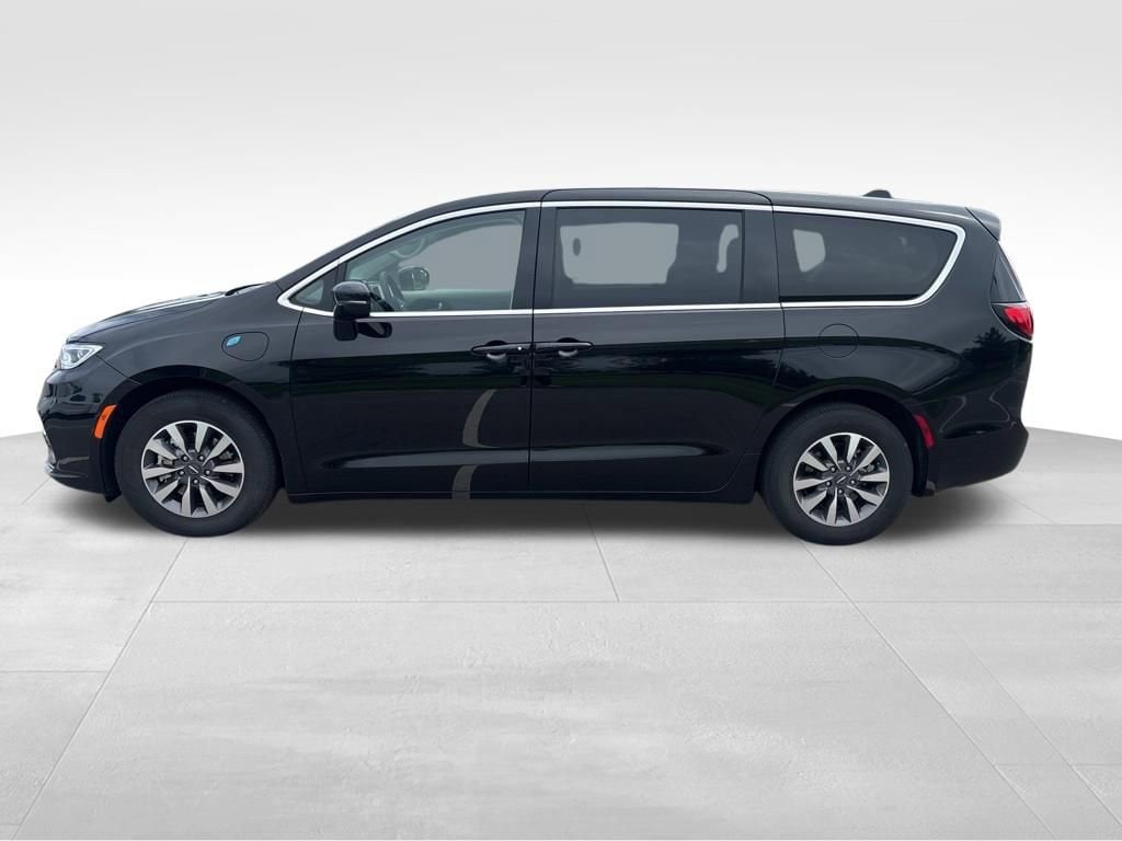 Used 2024 Chrysler Pacifica Hybrid Select