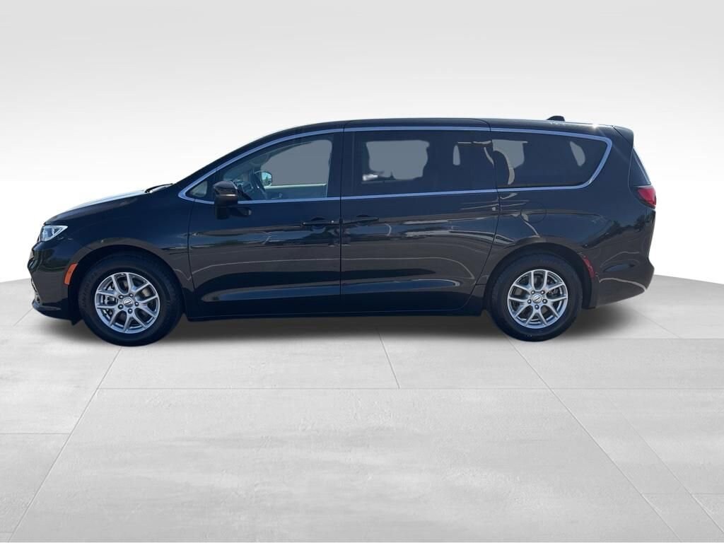 Used 2023 Chrysler Pacifica Touring L